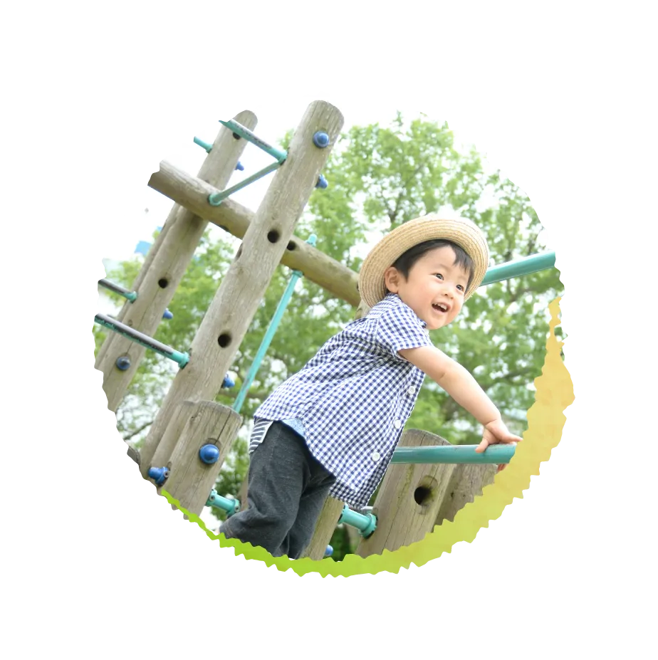 公園で遊ぶこども