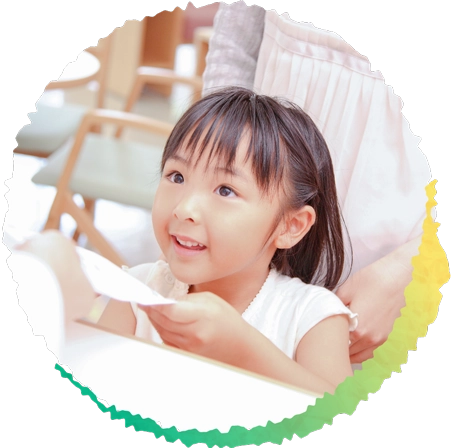 診察券を出すこども